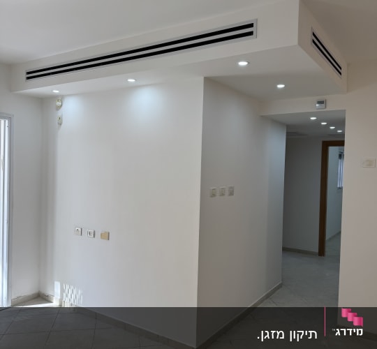 מערכת מיזוג אוויר מרכזית בתקרה לבנה